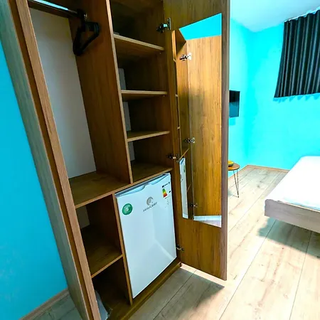 Easy Hotel *